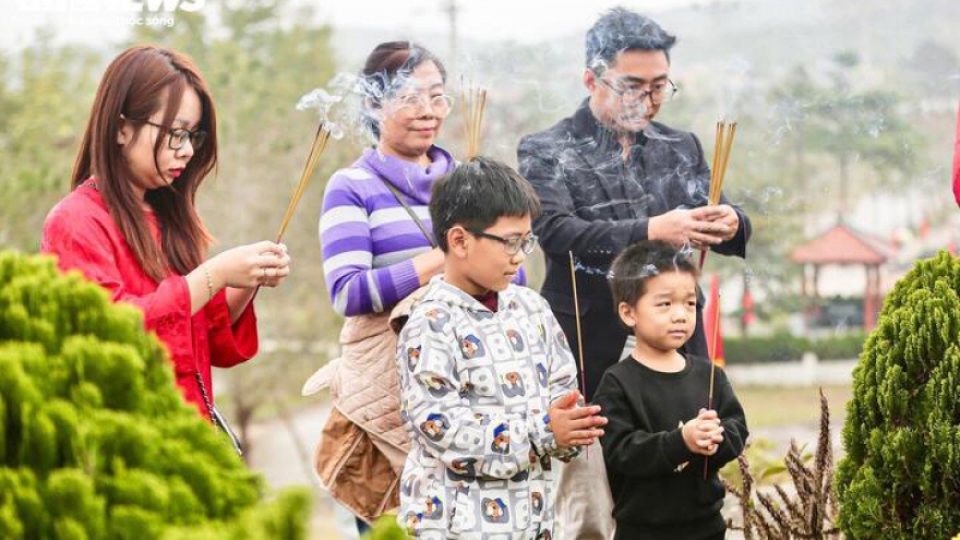 Văn khấn cúng Tết Thanh minh trong nhà và ngoài mộ